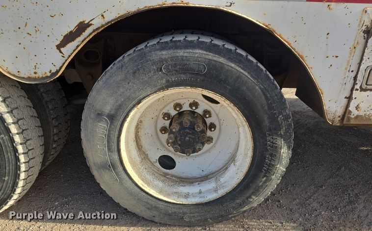 image for item ER5022 1991 International 9400 fuel / lube truck