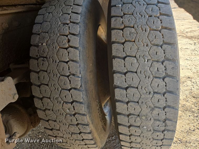 image for item ER5022 1991 International 9400 fuel / lube truck