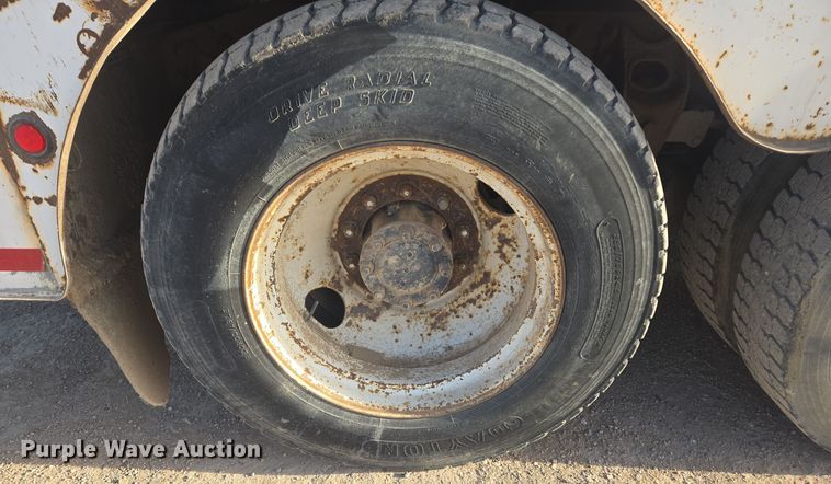 image for item ER5022 1991 International 9400 fuel / lube truck