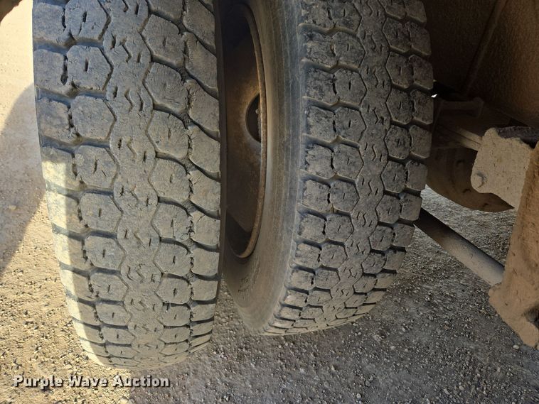 image for item ER5022 1991 International 9400 fuel / lube truck