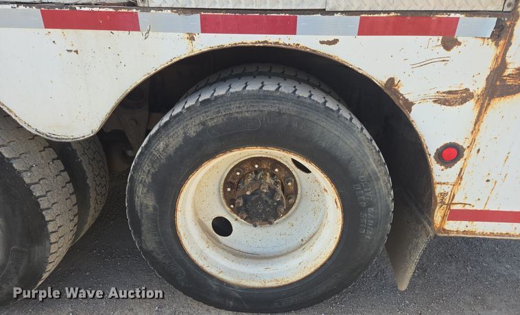 image for item ER5022 1991 International 9400 fuel / lube truck