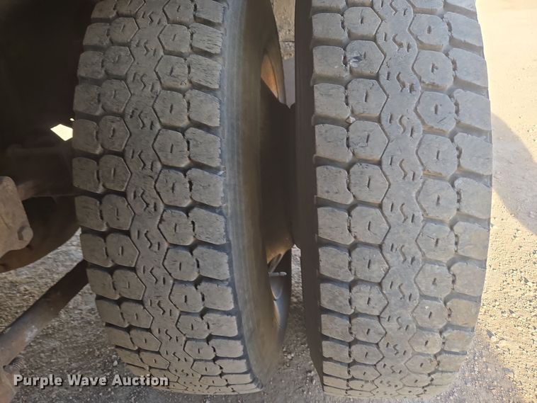 image for item ER5022 1991 International 9400 fuel / lube truck