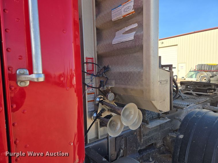 image for item ER5026 1996 Freightliner FLD semi truck