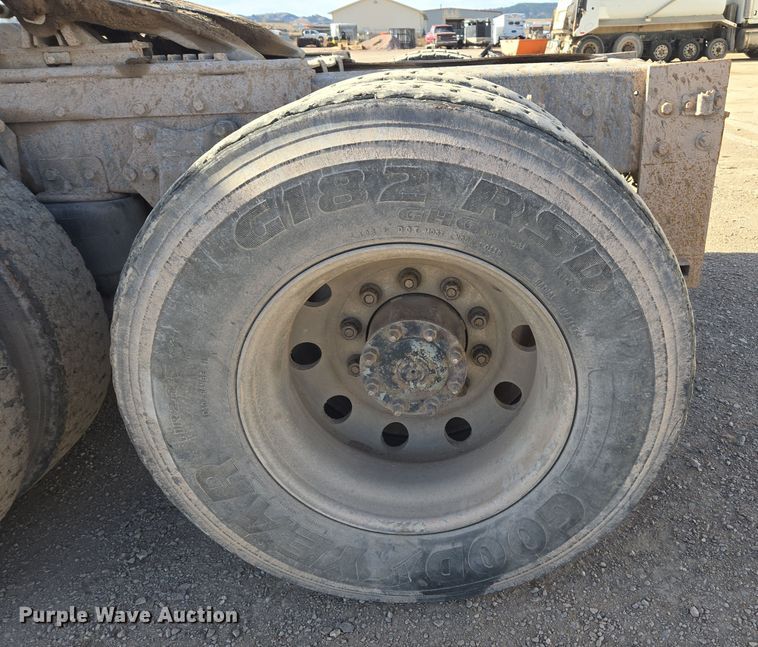 image for item ER5026 1996 Freightliner FLD semi truck