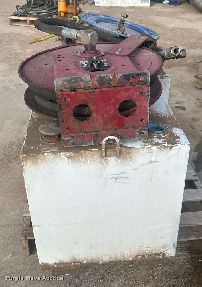 image for item ER5032 Fuel and lube tanks