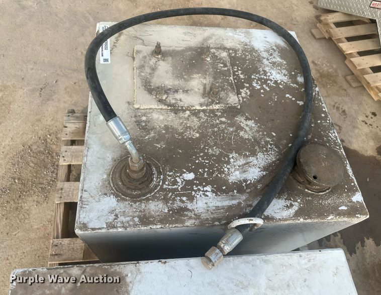 image for item ER5032 Fuel and lube tanks