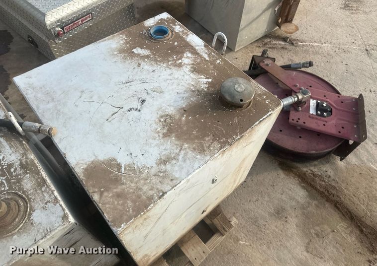 image for item ER5032 Fuel and lube tanks