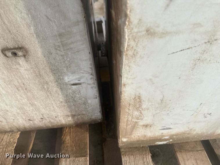 image for item ER5032 Fuel and lube tanks