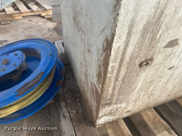 image for item ER5032 Fuel and lube tanks