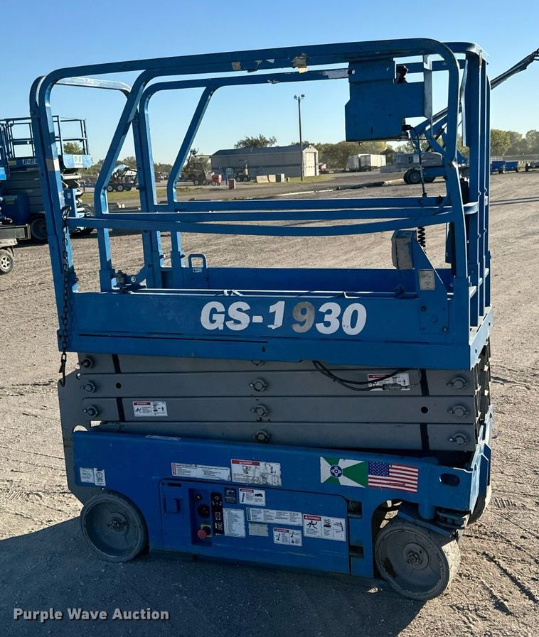 image for item MS9833 2008 Genie GS-1930 scissor lift