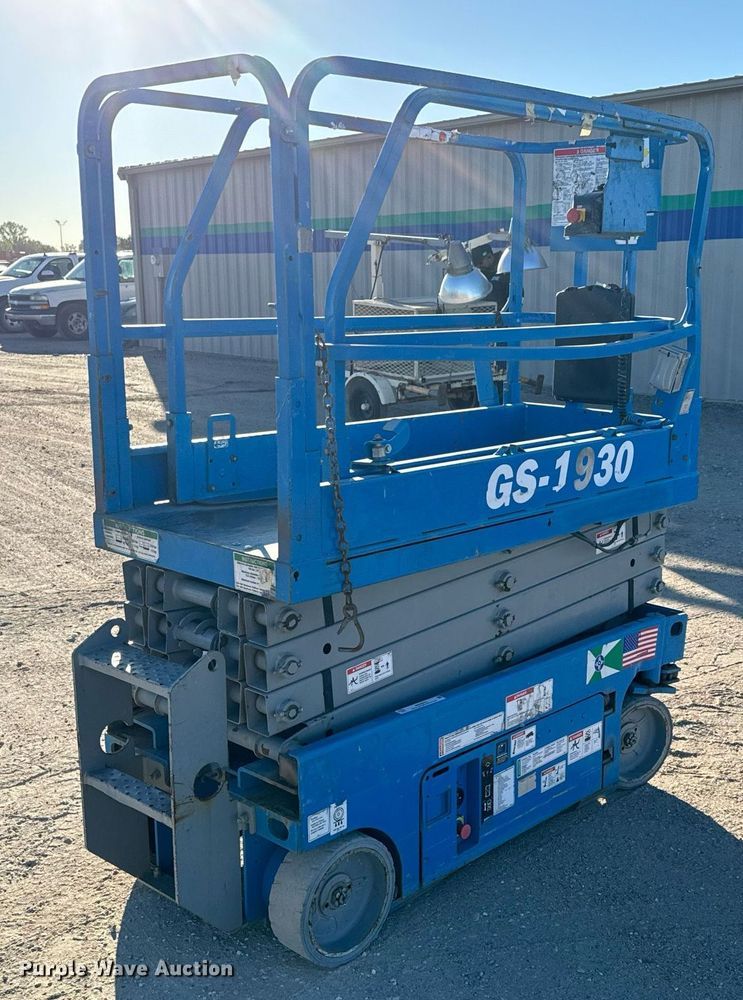image for item MS9833 2008 Genie GS-1930 scissor lift