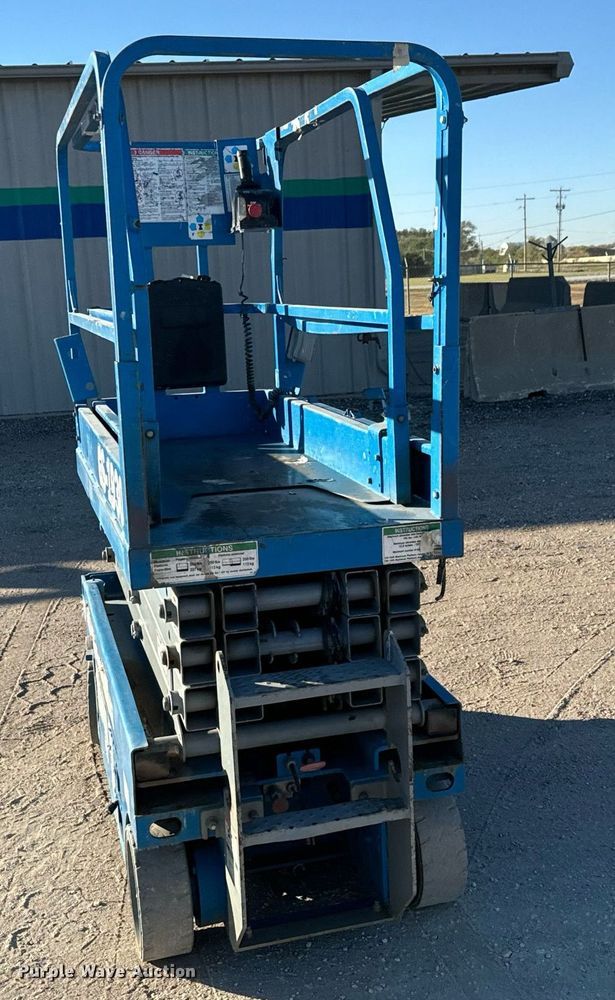 image for item MS9833 2008 Genie GS-1930 scissor lift