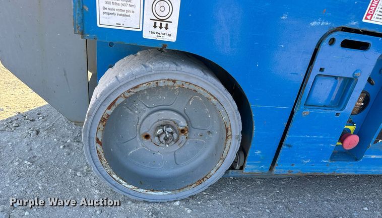 image for item MS9833 2008 Genie GS-1930 scissor lift