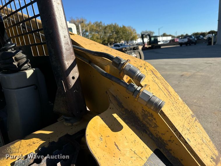 image for item MS9966 2003 Caterpillar  262 skid steer loader