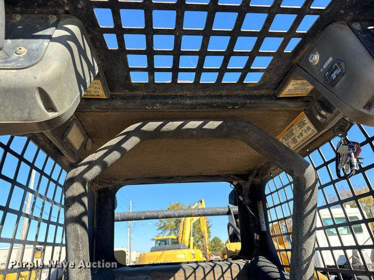 image for item MS9966 2003 Caterpillar  262 skid steer loader