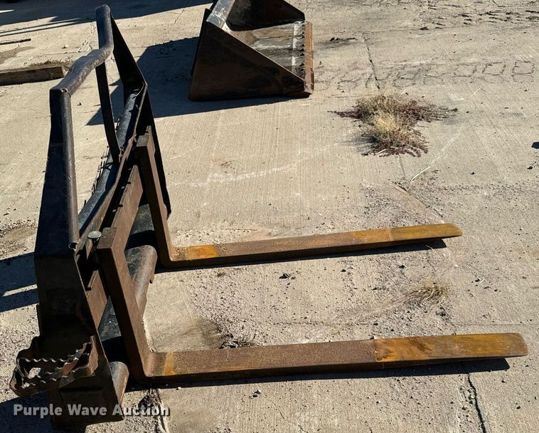 image for item MS9966 2003 Caterpillar  262 skid steer loader