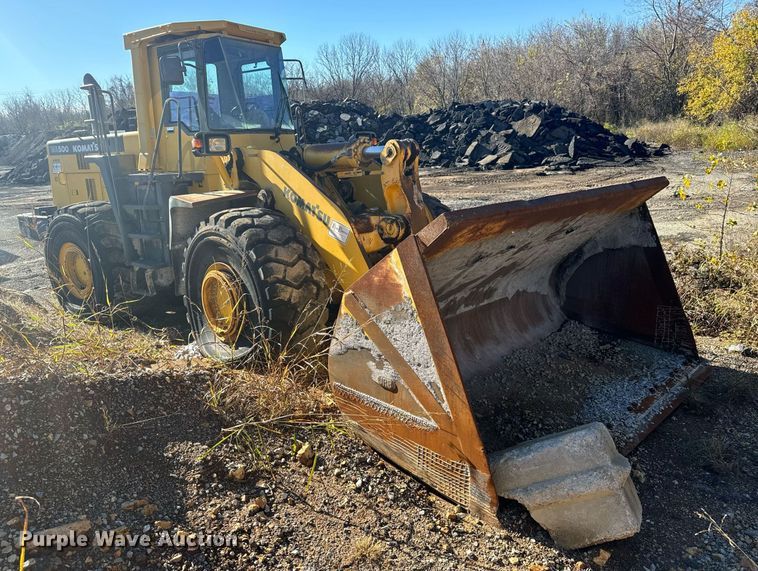 image for item MT9004 2005 Komatsu WA500-3 wheel loader