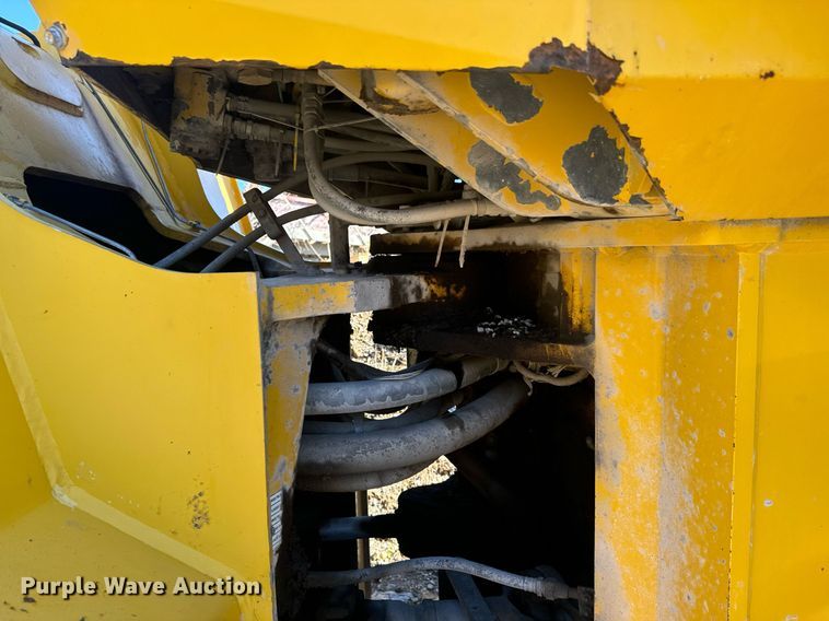 image for item MT9004 2005 Komatsu WA500-3 wheel loader