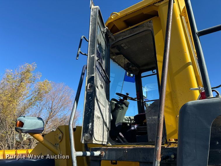 image for item MT9004 2005 Komatsu WA500-3 wheel loader