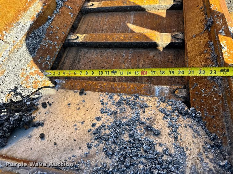 image for item MT9010 2001 Caterpillar AP-1050B paver