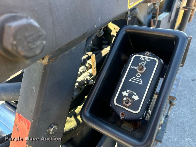 image for item MT9010 2001 Caterpillar AP-1050B paver