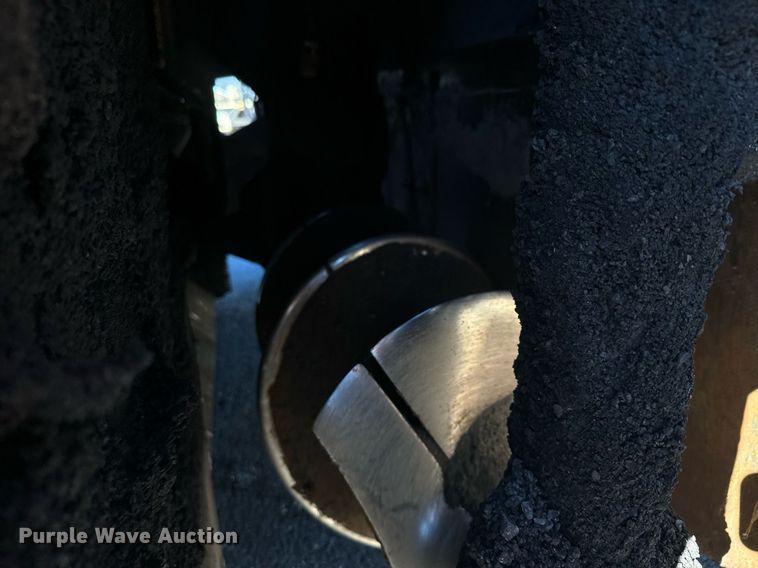 image for item MT9010 2001 Caterpillar AP-1050B paver