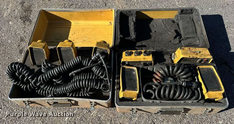 image for item MT9010 2001 Caterpillar AP-1050B paver