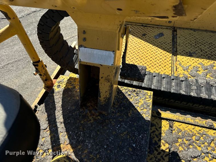 image for item MT9010 2001 Caterpillar AP-1050B paver