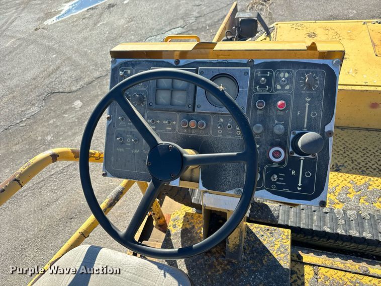 image for item MT9010 2001 Caterpillar AP-1050B paver