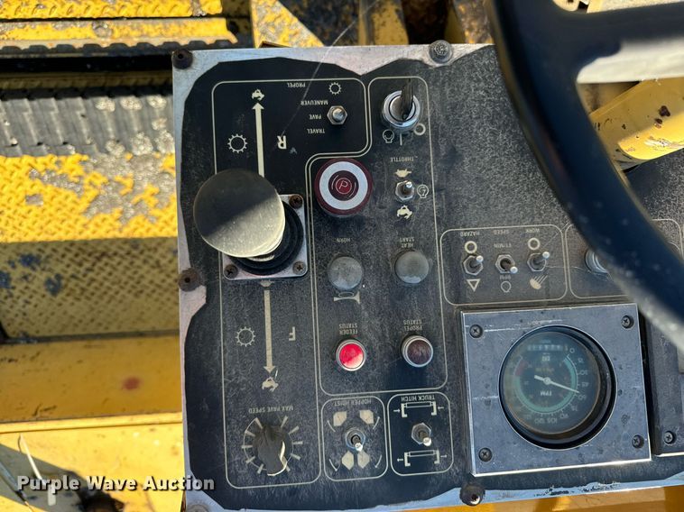 image for item MT9010 2001 Caterpillar AP-1050B paver