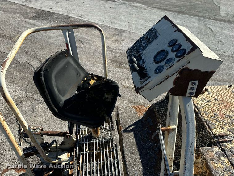 image for item MT9011 1992 Cedarapids CR461 paver