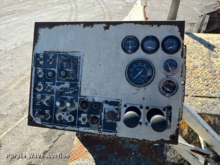 image for item MT9011 1992 Cedarapids CR461 paver