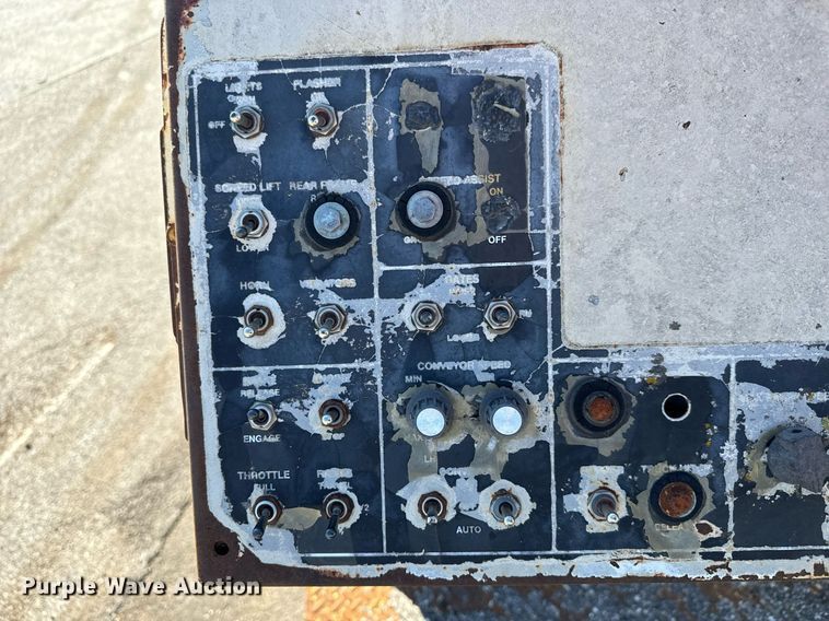 image for item MT9011 1992 Cedarapids CR461 paver