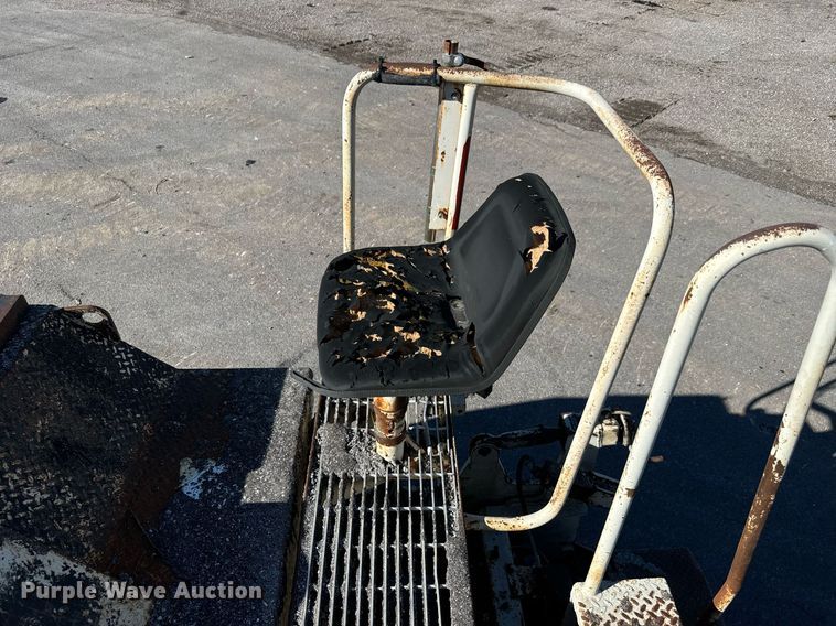 image for item MT9011 1992 Cedarapids CR461 paver