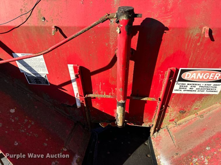 image for item MT9027 New Leader L2020-15 spreader