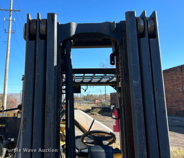 image for item NJ9576 Yale GLP050VXEUSE090 forklift