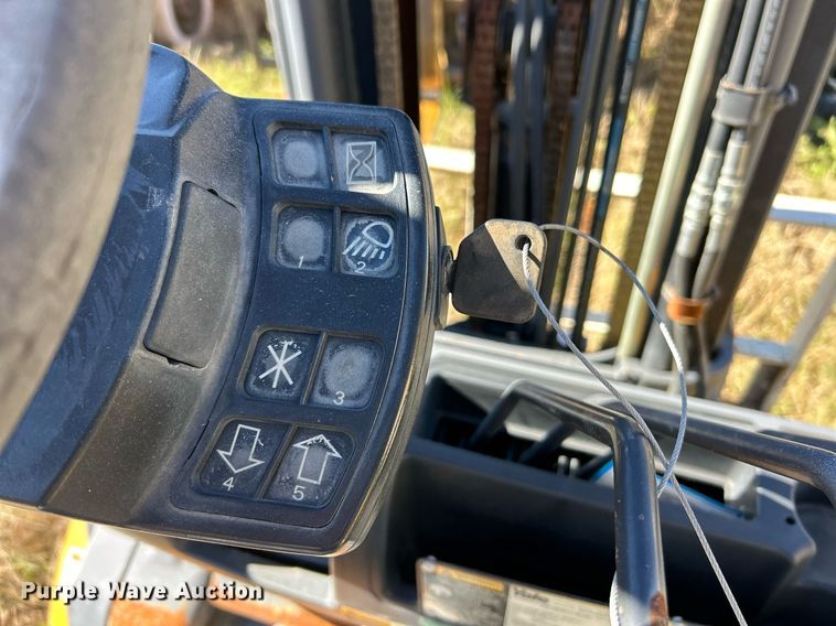 image for item NJ9576 Yale GLP050VXEUSE090 forklift