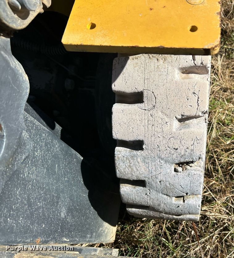 image for item NJ9576 Yale GLP050VXEUSE090 forklift