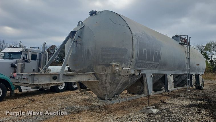 image for item OJ9075 Pneumatic dry bulk trailer
