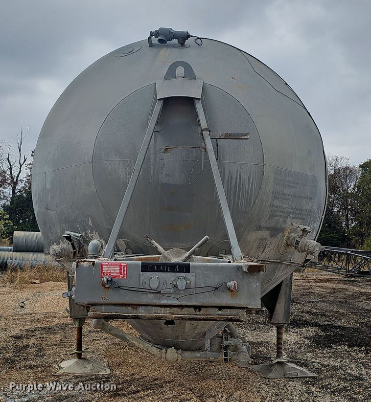 image for item OJ9075 Pneumatic dry bulk trailer