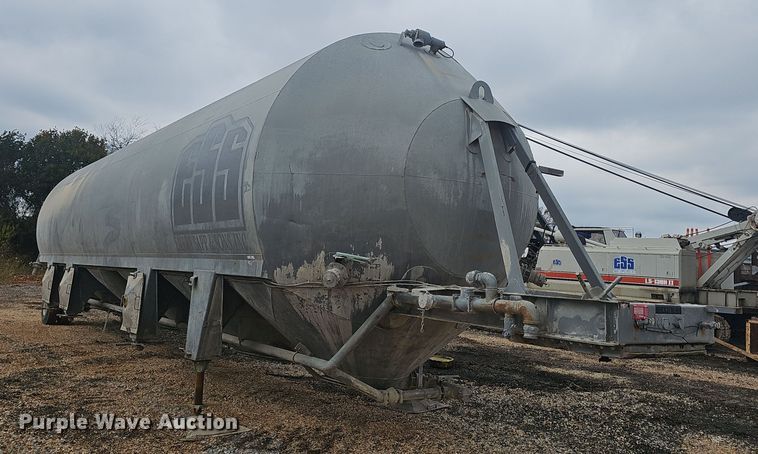 image for item OJ9075 Pneumatic dry bulk trailer