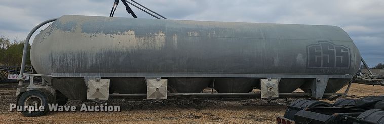 image for item OJ9075 Pneumatic dry bulk trailer