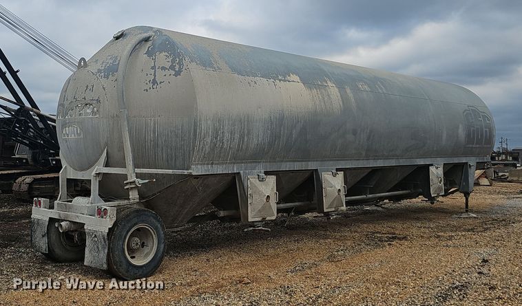 image for item OJ9075 Pneumatic dry bulk trailer