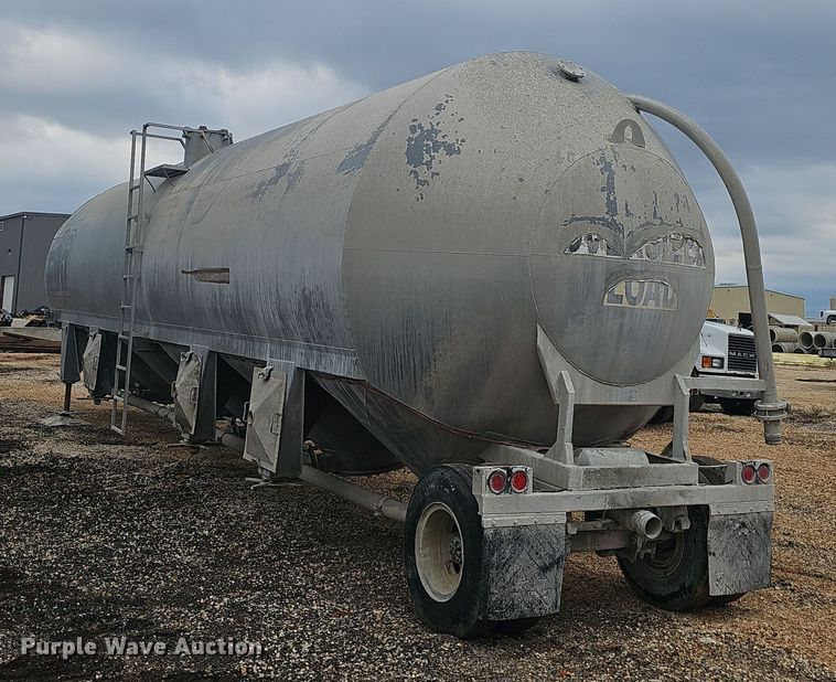 image for item OJ9075 Pneumatic dry bulk trailer