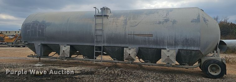 image for item OJ9075 Pneumatic dry bulk trailer