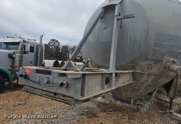 image for item OJ9075 Pneumatic dry bulk trailer