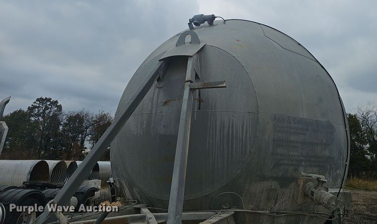 image for item OJ9075 Pneumatic dry bulk trailer