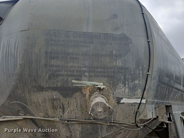 image for item OJ9075 Pneumatic dry bulk trailer