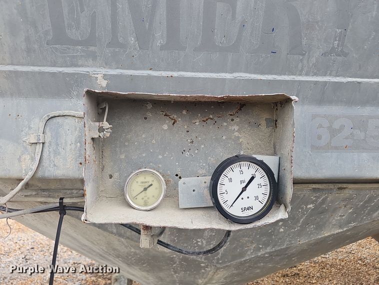 image for item OJ9075 Pneumatic dry bulk trailer