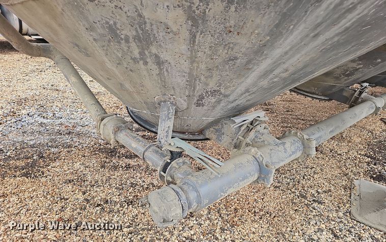 image for item OJ9075 Pneumatic dry bulk trailer